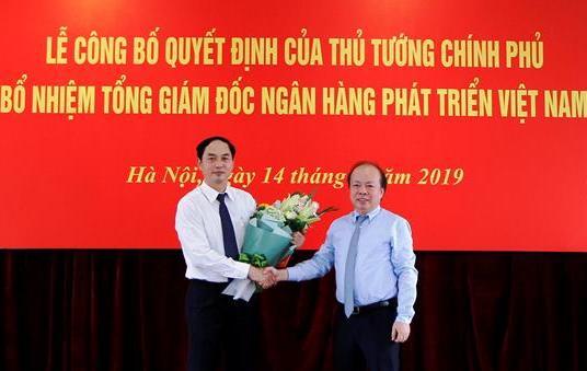 Thứ trưởng Bộ Tài chính Huỳnh Quang Hải trao quyết định bổ nhiệm Tổng giám đốc ngân hàng VDB
