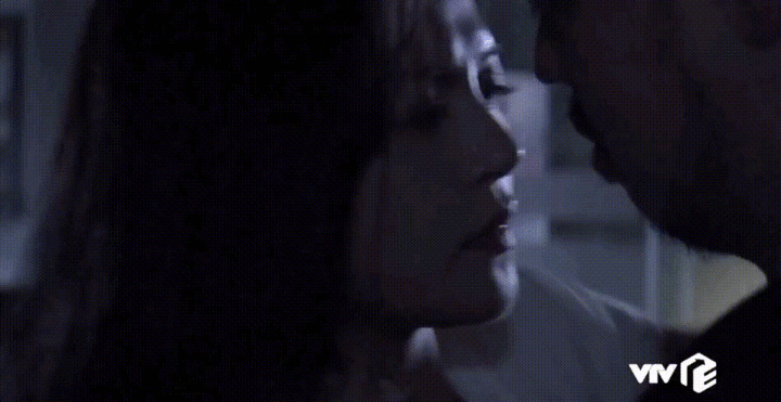 Lộ cảnh hôn môi của Huệ và bố Bảo trong Về nhà đi con