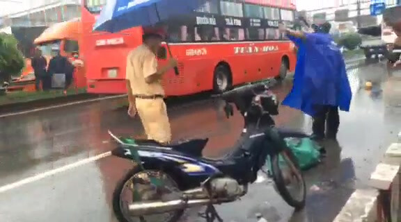 Điều khiển xe máy không biển số chạy vào làn ô tô, hai công nhân bị tông tử vong