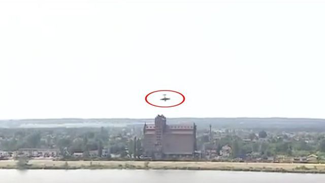 Trình diễn nhào lộn tại triển lãm hàng không, một phi công tiêm kích tử nạn