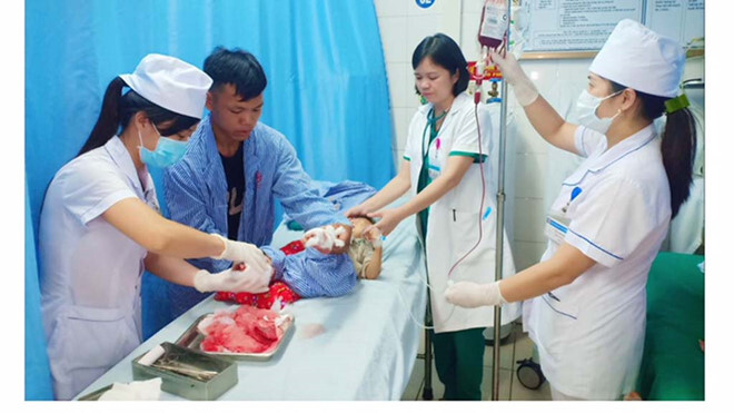 Tuyên Quang: Cấp cứu bé trai 2 tuổi bị máy cắt cỏ cắt vào chân