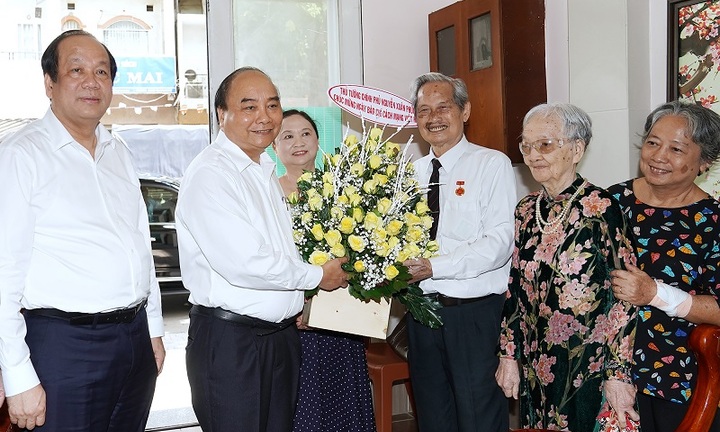 Thủ tướng thăm hỏi, chúc mừng các nhà báo lão thành