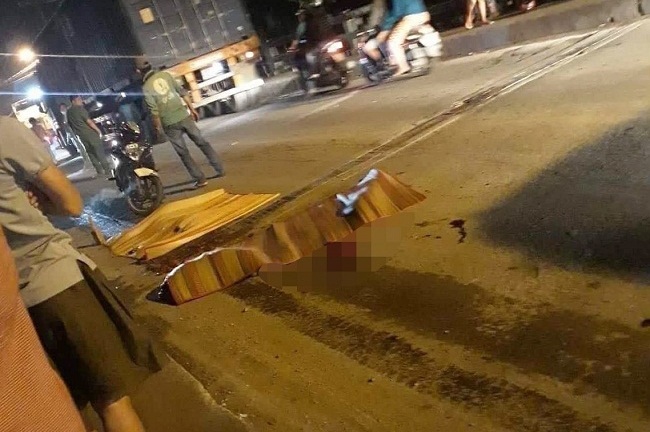 TP.HCM: Bố mẹ khóc ngất bên thi thể con gái sau khi vụ va chạm với container