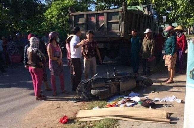 Tin tức tai nạn giao thông mới nhất hôm nay 20/6/2019: Va chạm với xe tải, 3 mẹ con thương vong