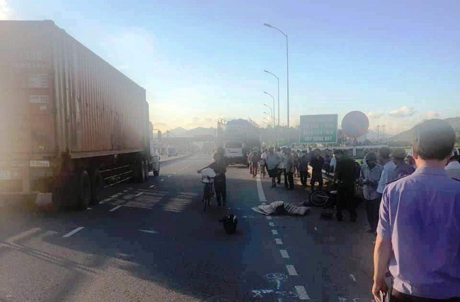 Tin tức tai nạn giao thông mới nhất hôm nay 21/6/2019: Va chạm xe đầu kéo, hai cha con thương vong