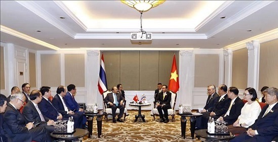 Thủ tướng gặp gỡ các nhà lãnh đạo bên lề Hội nghị Cấp cao ASEAN lần thứ 34