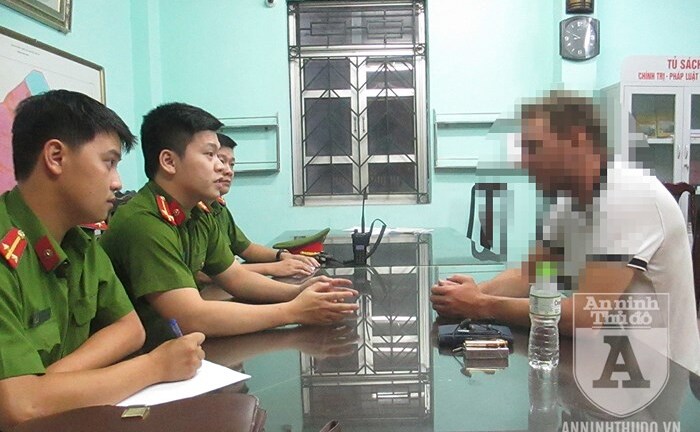 Hà Nội: Giải cứu 1 người đàn ông ngoại quốc định nhảy cầu Vĩnh Tuy tự tử vì buồn chuyện gia đình