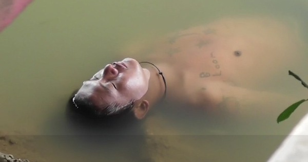 Tới khám nghiệm hiện trường, cảnh sát tá hỏa khi