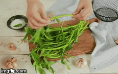 Bí quyết xào rau muống không bị thâm đen, giòn ngon như ngoài hàng