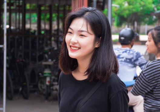 Dàn nữ sinh làm thủ tục dự thi THPT quốc gia “đốn tim” dân mạng bằng nhan sắc xinh đẹp