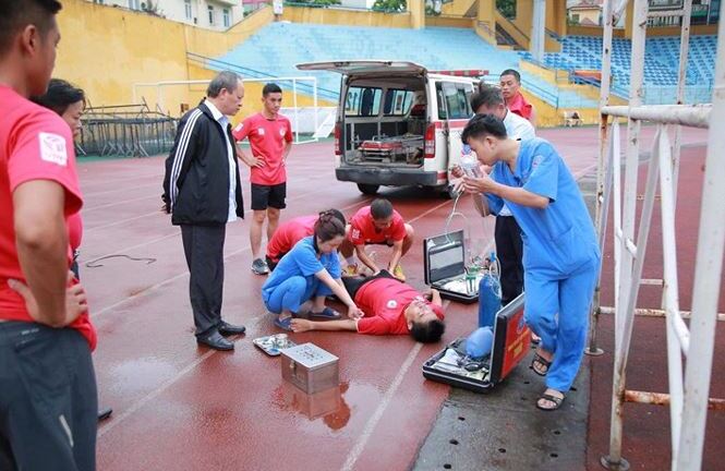 Kiểm tra thể lực, trọng tài FIFA bất ngờ ngất xỉu ngay trên sân