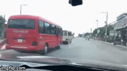 Kinh hãi cảnh 2 xe khách rượt đuổi nhau như phim hành động trên phố