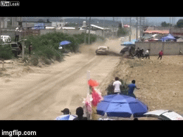 Video: Kinh hoàng cảnh xe đua mất lái đâm vào đám đông đứng xem, 2 người chết
