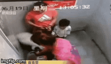 Kinh hoàng khoảnh khắc bé trai 3 tuổi bị chó dữ lao vào cắn xé điên cuồng trong thang máy