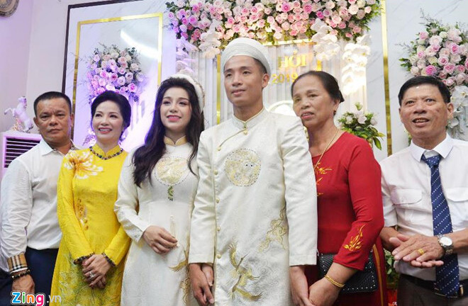 Lễ ăn hỏi hoảnh tráng của trung vệ Bùi Tiến Dũng và hot girl Khánh Linh