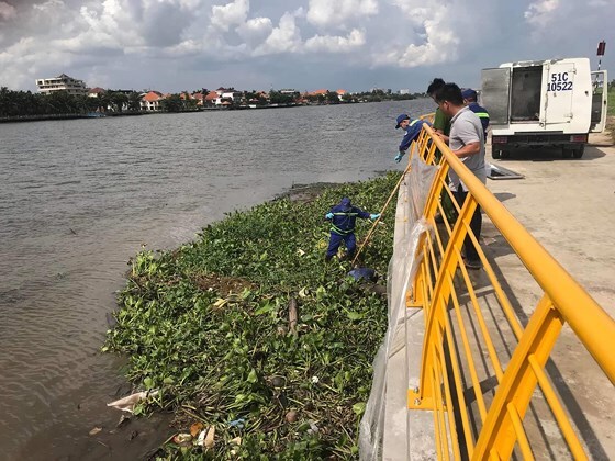 Một ngày phát hiện 2 thi thể đang phân hủy trôi trên sông Sài Gòn