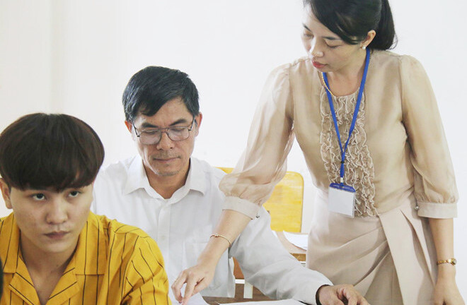 Sắp lên chức ông ngoại, người đàn ông 54 tuổi vẫn quyết tâm thi đỗ tốt nghiệp