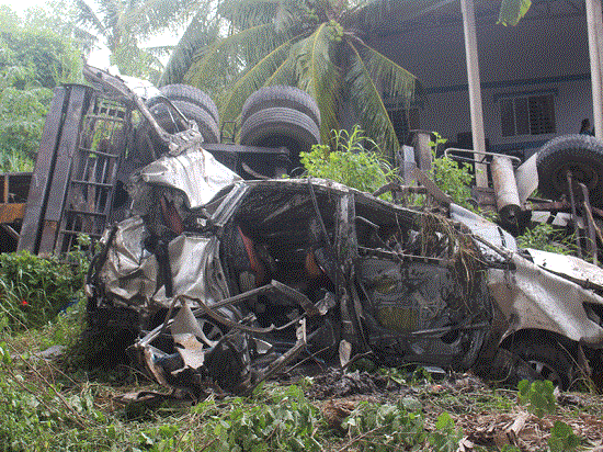 Hiện trường ngổn ngang vụ xe cẩu và ô tô tông nhau trên cầu rơi xuống kênh, 5 người thương vong