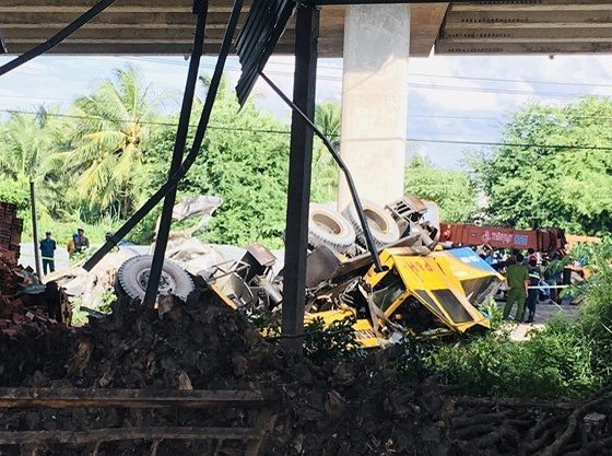 Tin tức tai nạn giao thông mới nhất hôm nay 28/6/2019: Xe cẩu và ô tô 7 chỗ đâm nhau, 5 người thương vong