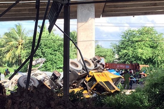 Tiết lộ nguyên nhân vụ xe cẩu tông ô tô trên cầu rơi xuống kênh nước tại Bến Tre