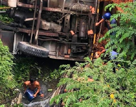 Vụ xe cẩu tông ô tô rơi xuống kênh nước ở Bến Tre: Số nạn nhân tử vong tăng lên 3