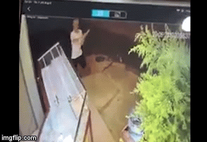 Video: Người đàn ông ngang nhiên cầm búa đập tủ kính, cướp tiệm vàng tại Đắk Lắk