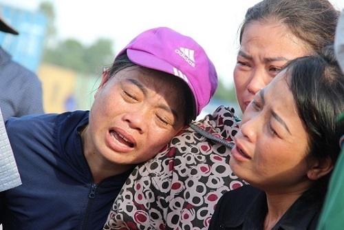 Thắt lòng khoảnh khắc đưa thi thể thuyền viên Nghệ An gặp nạn trên biển về đất liền