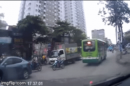 Video: Thót tim khoảnh khắc Mazda CX5 tông hàng loạt xe máy, ô tô trên phố Hà Nội