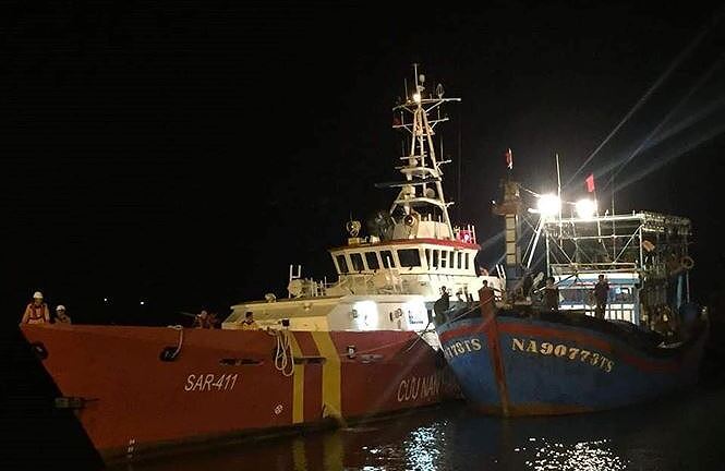 Tạm dừng tìm kiếm 9 ngư dân mất tích do áp thấp mạnh thành bão