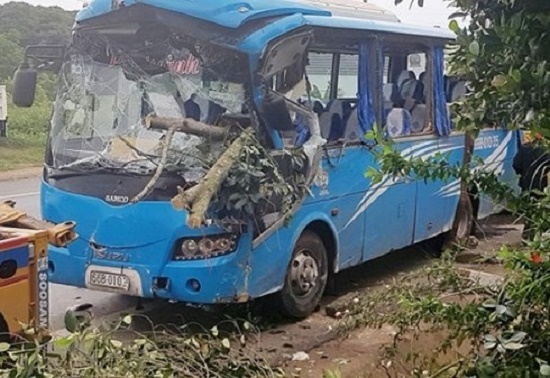 Xe khách va chạm kinh hoàng với xe máy, 26 hành khách khiếp vía