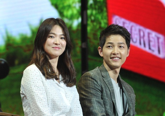 Song Joong Ki khó chịu khi bị hỏi về ly hôn, Song Hye Kyo lặng lẽ xem ảnh chồng cũ