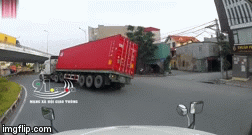 Video: Khoảnh khắc tài xế container vào cua tốc độ cao khiến xe lật ngang đường