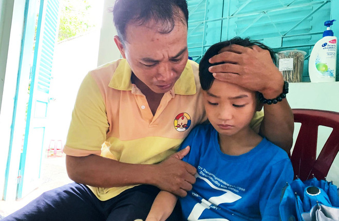 Xúc động phút giây cha con gặp nhau sau hơn 4 tháng thất lạc