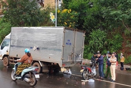 Tông thẳng vào đuôi xe tải đang đỗ, chiến sĩ công an tử vong thương tâm
