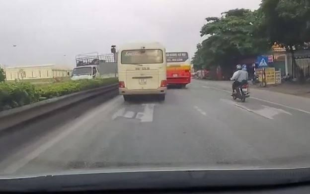 Hưng Yên: Phạt 7,5 triệu đồng, tước bằng 4 tháng với 2 tài xế chèn nhau trên QL5