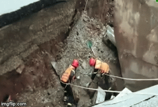 Video: Cận cảnh hiện trường giải cứu người dân mắc kẹt dưới “hố tử thần” ở Thanh Hóa