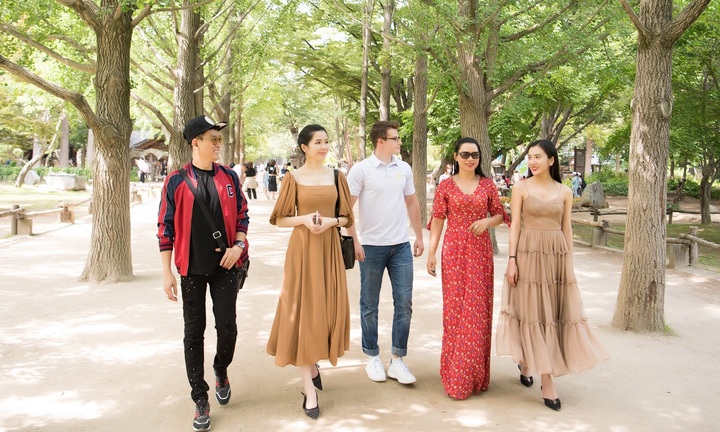 Nữ hoàng Trần Huyền Nhung đón đoàn Ms & Mr Asia Business 2019 tại sân bay Hàn Quốc