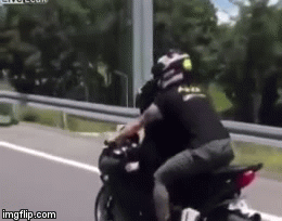 Video: Thanh niên liều lĩnh trèo qua đầu cô gái để đổi chỗ trên mô tô đang chạy