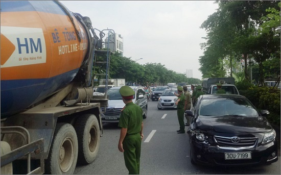 Hà Nội: 4 ô tô va chạm liên hoàn, giao thông ùn tắc nghiêm trọng