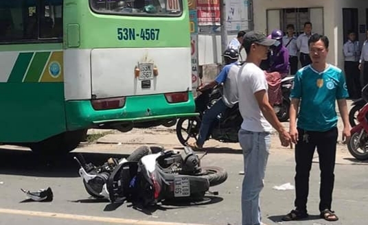 TP.HCM: Va chạm xe buýt, cô gái ngã xuống đường tử vong 