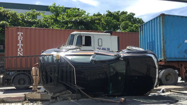 Hà Nội: Bị container đâm lật ngang, 2 mẹ con nữ tài xế may mắn thoát nạn