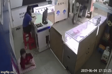 Video: Bé 3 tuổi chết thảm sau cú đâm định mệnh và tiếng hét thất thanh của người phụ nữ