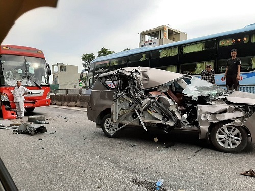 4 ô tô đâm liên hoàn trên QL1A, Innova biến dạng, 2 người bị thương nặng