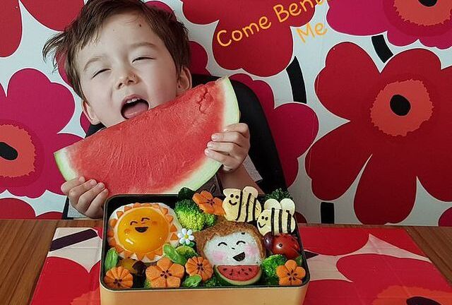 Khoe “gia tài” bữa ăn cho con trai, bà mẹ gốc Việt bỗng dưng nổi tiếng khắp mạng xã hội