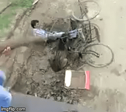 Video: Kinh hoàng cảnh lợn rừng nổi điên tấn công người