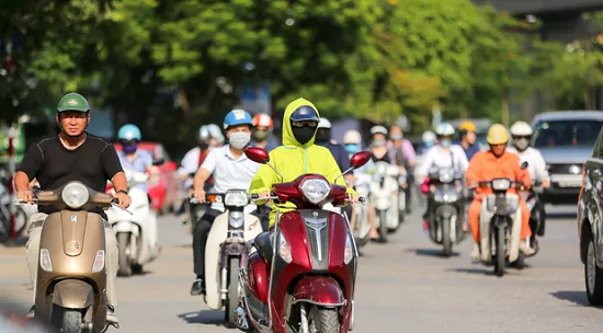 Người dân Hà Nội quay cuồng với nắng nóng 43 độ C trong ngày đầu tuần