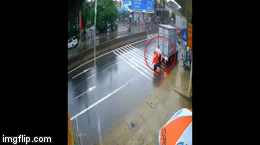 Video: Bị xe tải lùi trúng, người phụ nữ vẫn bình tĩnh 