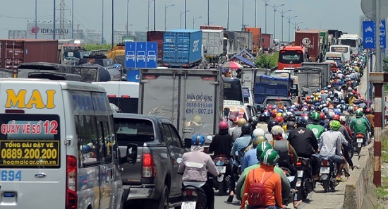 TP.HCM: Tắc đường hàng chục km do xe cẩu gặp sự cố trên cầu Phú Mỹ