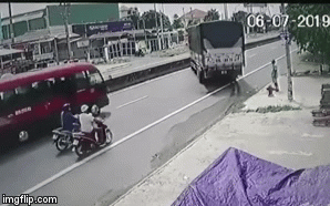 Video: Xe tải nhập làn bị xe khách phóng nhanh húc ngang sườn