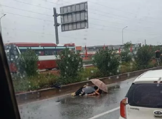 Xót xa cảnh chồng khóc ngất bên thi thể vợ bị tai nạn giao thông